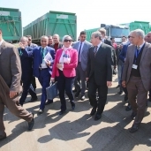 وزيرة البيئة ومحافظ كفر الشيخ يُسلمان معدات "النظافة"