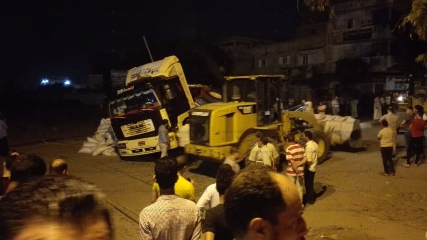 انقلاب سيارة محملة بالأرز بمدخل مزلقان أبوحمص بالبحيرة