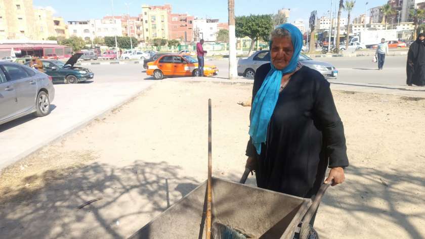 سيدة خلال عملها في نظافة شوارع الإسماعيلية