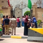 تجمهر عدد من طلاب الثانوية العامة وأولياء أمورهم أمام ديوان عام محافظة المنوفية