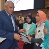 محافظ الوادي الجديد يكرم الطلاب ابناء المحافظة الفائزين بمسابقة تحدى القراءة العربي