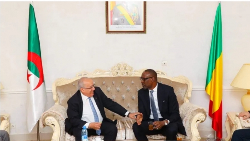وزير خارجية الجزائر مع مسؤول مالي