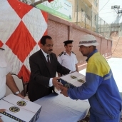 مدير أمن الإسكندرية يوزع كارتونة رمضان