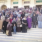معلمو وإداريو المدرسة الثانوية العسكرية بالمنيا أثناء احتجاجهم أمس