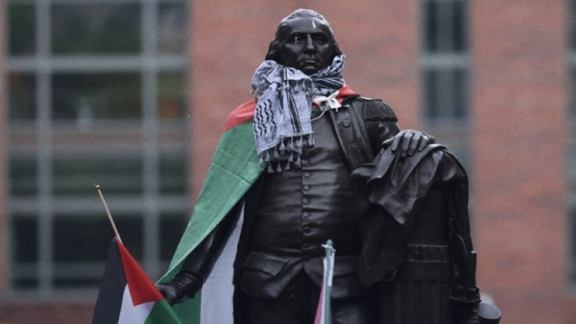 تمثال جورج واشنطن مرتديا الكوفية الفلسطينية