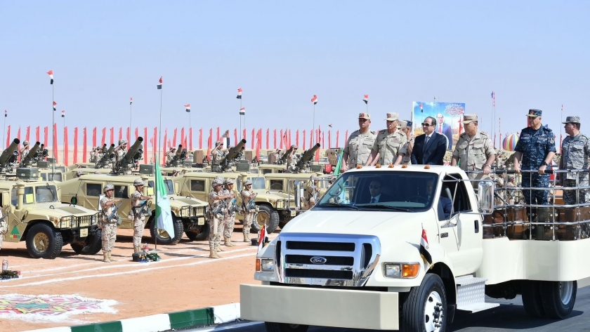 الرئيس السيسى يتفقد إجراءات تفتيش حرب الفرقة الرابعة المدرعة بالجيش الثالث الميدانى بالسويس «صورة أرشيفية»