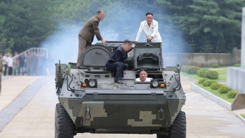 زعيم كوريا الشمالية يقود مركبة مدرعة قتالية متعددة الأغراض