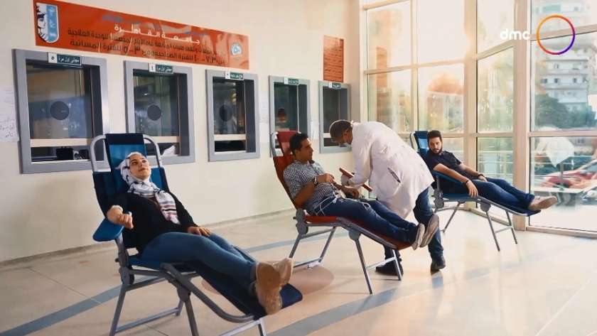 المواطنون أثناء التبرع بالدم
