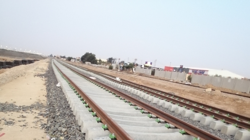 « الوطن » تنشر أولى لقطات تدشين خط السكة الحديد للقطار المكهرب بشرق القاهرة أمام مدينة المستقبل