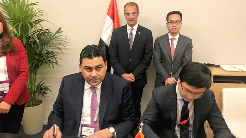 وزير الاتصالات يشهد توقيع مذكرة تفاهم بين الشركة المصرية للاتصالات و"هواوي"