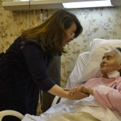 غادة والي خلال زيارتها للمستشفي للاطمئنان علي صحة الراحلة الفنانة مديحة يسري