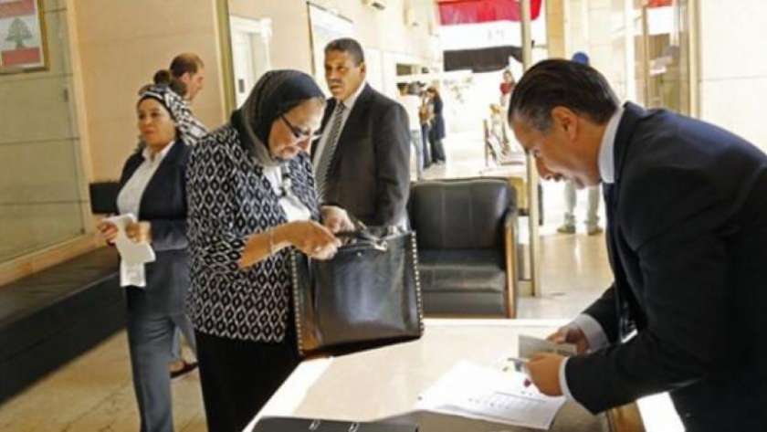 سيدة من الجاليات المصرية خلال تصويتها في انتخابات سابقة