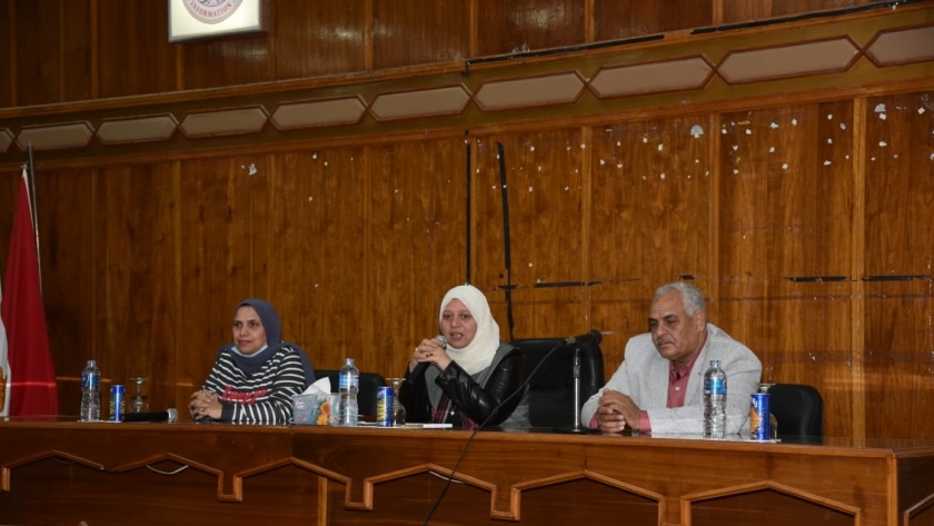 جانب من فعاليات ندورة مجمع الاعلام حول المرأة المصرية بحضور نائب محافظ مطروح