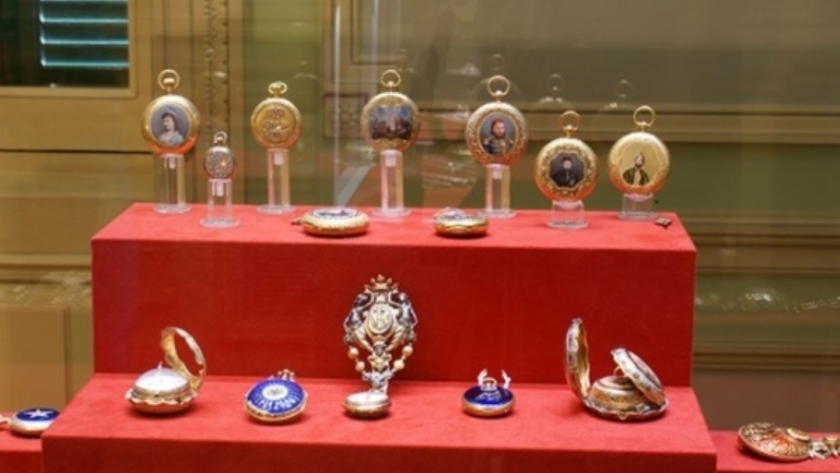 مقتنيات ذهب والماس وساعات وأحجار كريمة في متحف المجوهرات الملكية في الإسكندرية
