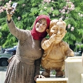 «مى» مع تمثال عبدالفتاح القصرى