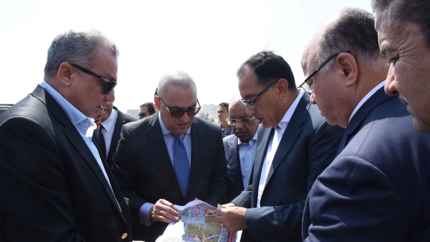 رئيس الوزراء خلال متابعته عمليات الإزالة بمنطقة سور مجرى العيون 