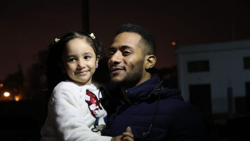 محمد رمضان مع الطفلة فريدة حسام