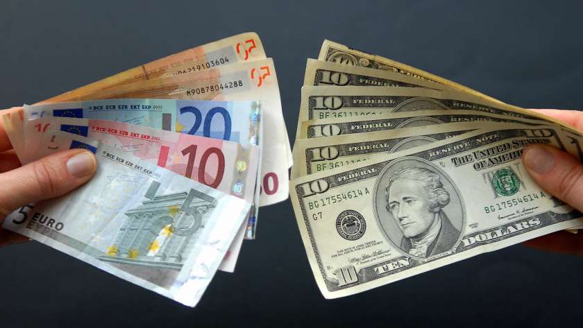 سعر اليورو يتساوى أمام الدولار