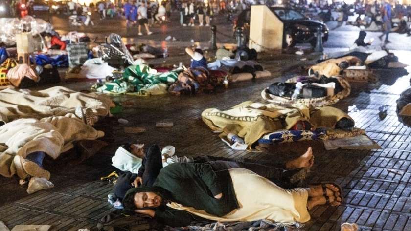 الآلاف من المغاربة يمضون الليل في الشوارع