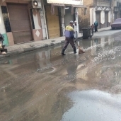 تراكم مياه الأمطار بشوارع حي الجمرك في الإسكندرية.. وشركة النظافة تكسح المياه