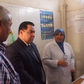 بالصور| وكيل "صحة الشرقية" يعاقب 3 أطباء بسبب الغياب في وحدة "ميت بشار"