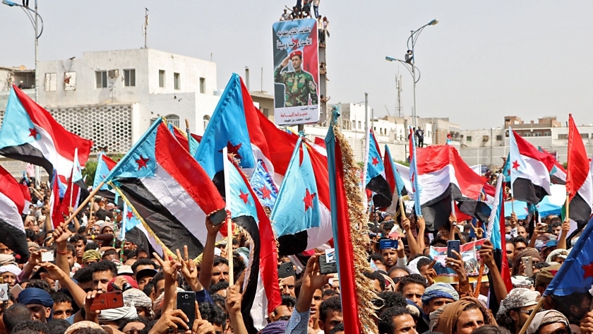 آلاف من اليمنيين يخرجون في مظاهرة دعما للإنفصاليين الجنوبيين في العاصمة اليمنية المؤقتة "عدن"