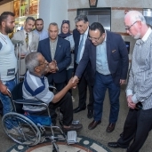 محافظ الإسكندرية يوزع 62 كرسي طبي على ذوي القدرات الخاصة