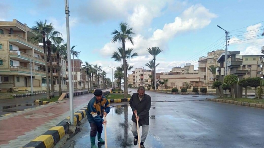 سحب مياه الأمطار من شوارع مدن كفر الشيخ