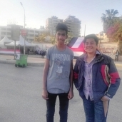 محمود وصديقه يوسف يساعدان الناخبين في مدرستهم: مالناش صوت بس لينا دور