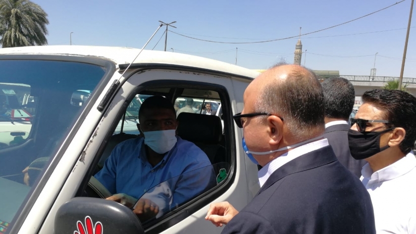 محافظ القاهرة يتابع التزام مواقف الميكروباص بارتداء الكمامة