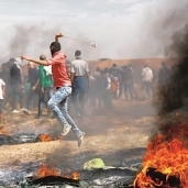 فلسطينى يلقى الحجارة على قوات الاحتلال خلال فعاليات مسيرات العودة