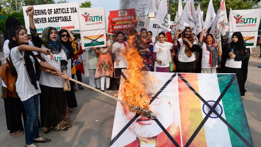 مظاهرات باكستانية ضد رئيس الوزراء الهندى بعد تجريد كشمير من الحكم الذاتى
