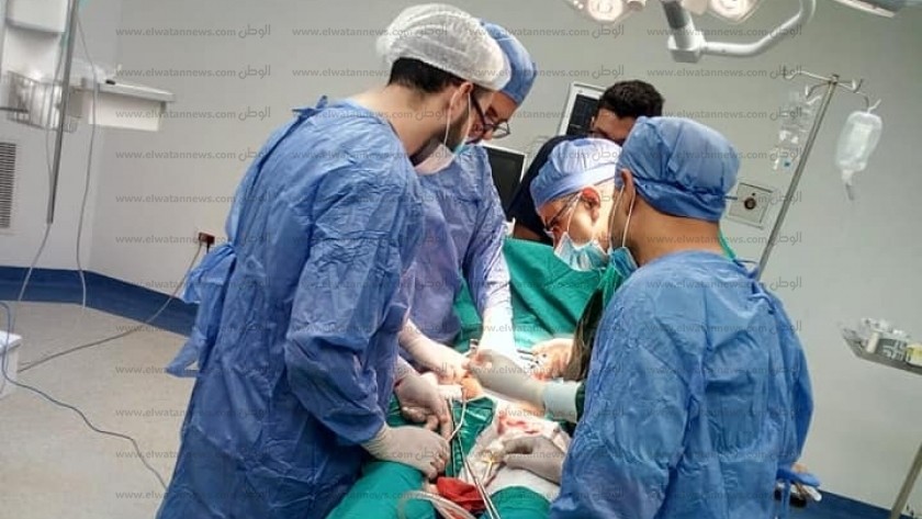 الفريق الطبى خلال اجراء احدى الجراحات بمستشفى النجيلة