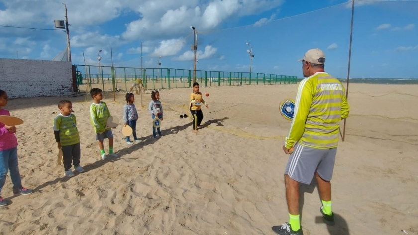 ممارسة رياضة الراكيت على شواطئ الإسكندرية
