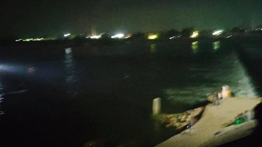 بالصور: نجاه شخصين وغرق أخر بسبب انقلاب قارب صيد بمياه النيل بزفتي