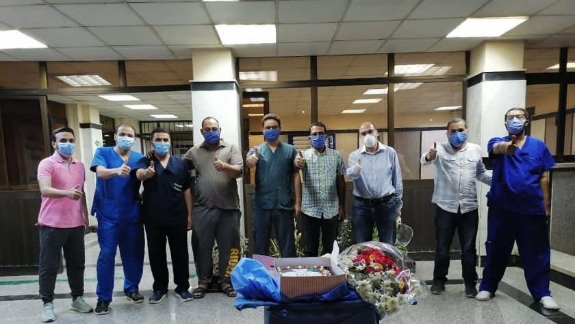 عدد من المتعافين قبل خروجهم من مستشفى العزل الجامعى بالمنيا