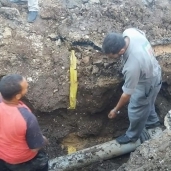 إصلاح كسر بماسورة مياه شرب بشارع المحكمة بمدينة المراغة في سوهاج