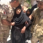 بالصور| رجال القوات المسلحة يساعدون عجوزا في الإدلاء بصوتها بقنا