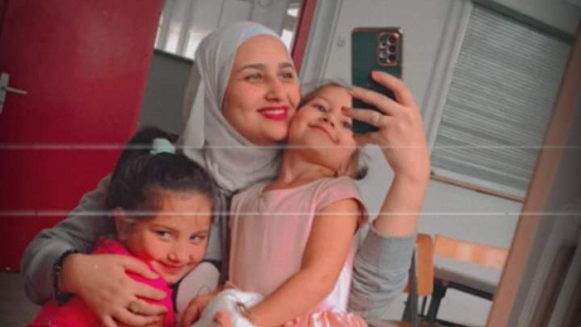 مريم مجدي رفقة طفلتيها
