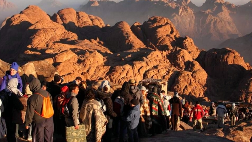 السياح فوق جبل موسي