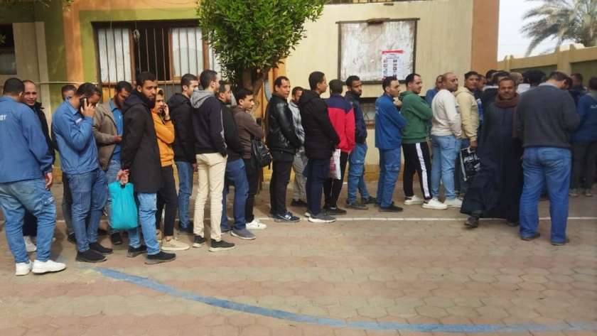 تزاحم الناخبين على مقار لجان الانتخابات الرئاسية في قرى بني سويف