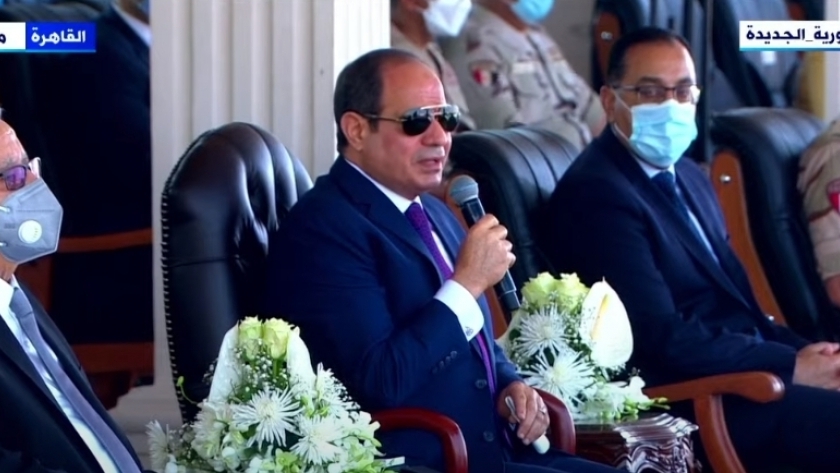 الرئيس عبد الفتاح السيسي اليوم في  تفقده المعدات المشاركة في تطوير قري الريف المصري