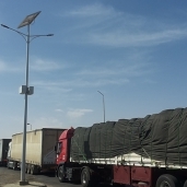 شاحنات البضائع خلال وصولها من ليبيا لمنفذ السلوم