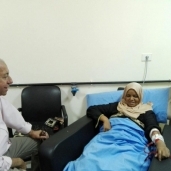 محافظ أسوان يلتقي بمريضة غسيل كلوي بمستشفى أبو سمبل الدولي