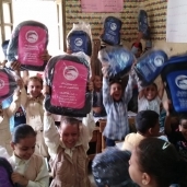 بالصور| "مستقبل وطن" يوزع 1000 شنطة دراسية على طلاب المدارس بسوهاج