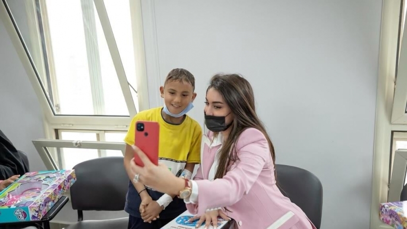 ياسمين صبري تلتقط «سيلفي» مع طفل بمستشفى أبوالريش
