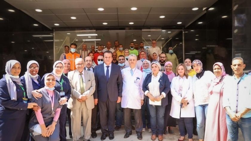 وزير الصحة يزور غرف المرضى بمستشفى شرق المدينة بالإسكندرية