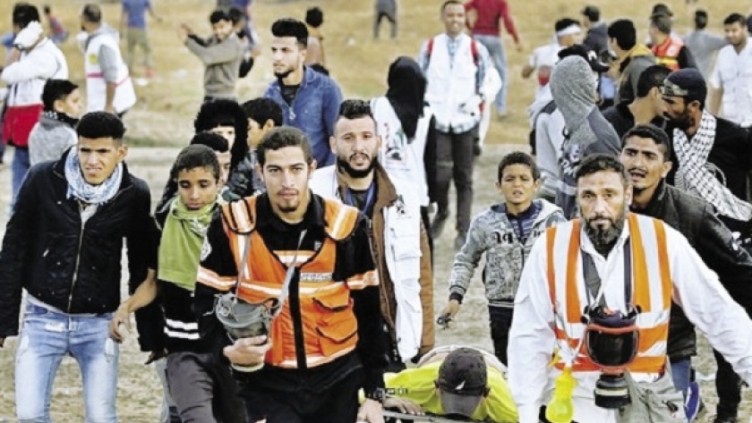 رجال الإسعاف ينقلون فلسطينياً أصيب فى المواجهات