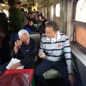 الدكتور هشام عرفات وزير النقل خلال جولة مفاجئة بإحدى قطارات خط المناشي