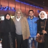 العائلة أمام مطار القاهرة فور عودتها من حلب